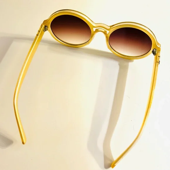 Y2K Quay “Kensie” Sunglasses. - Picture 6 of 6